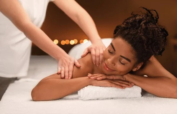 salon-de-massage-recemment-ouvert-big-0